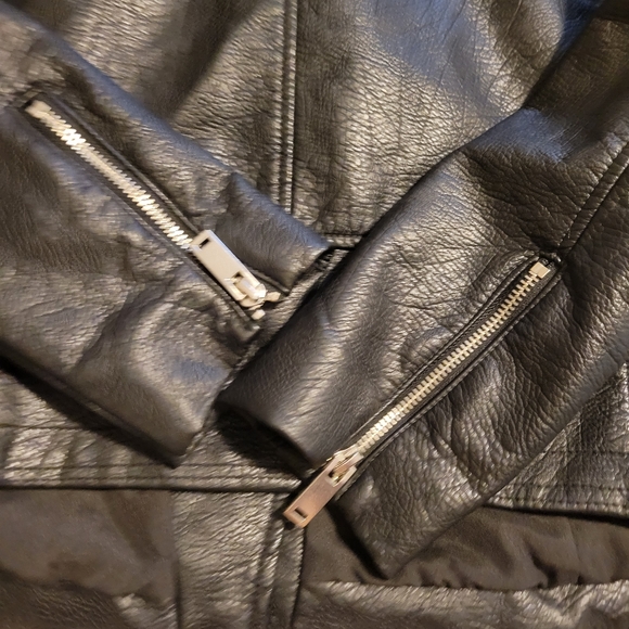 Black faux leather H&M motorcycle jacket - Picture 3 of 6